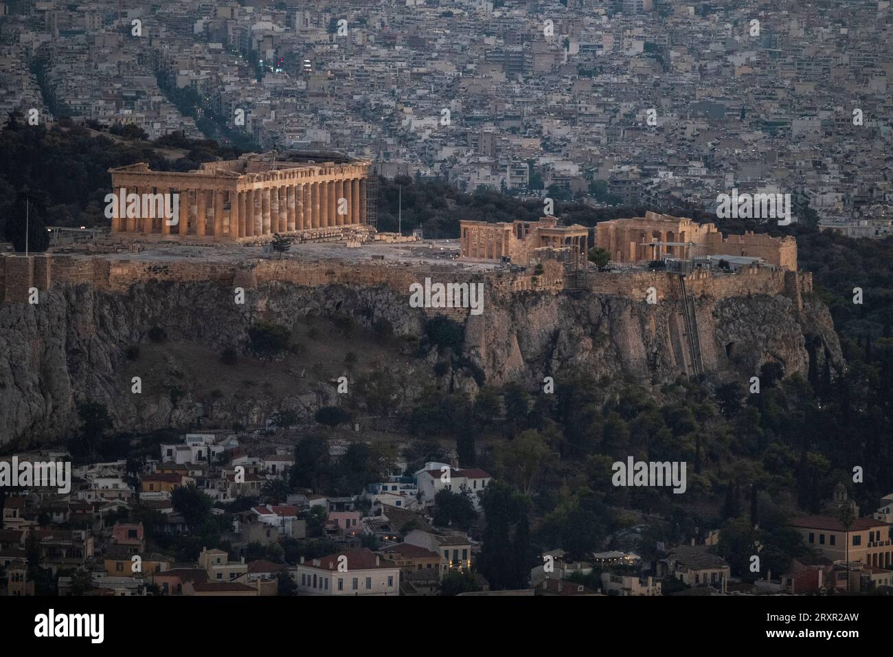 Coucher de soleil à Athènes, vue depuis la montagne Lycabette avec l'Acropole et le Parthénon au crépuscule. Grèce Banque D'Images