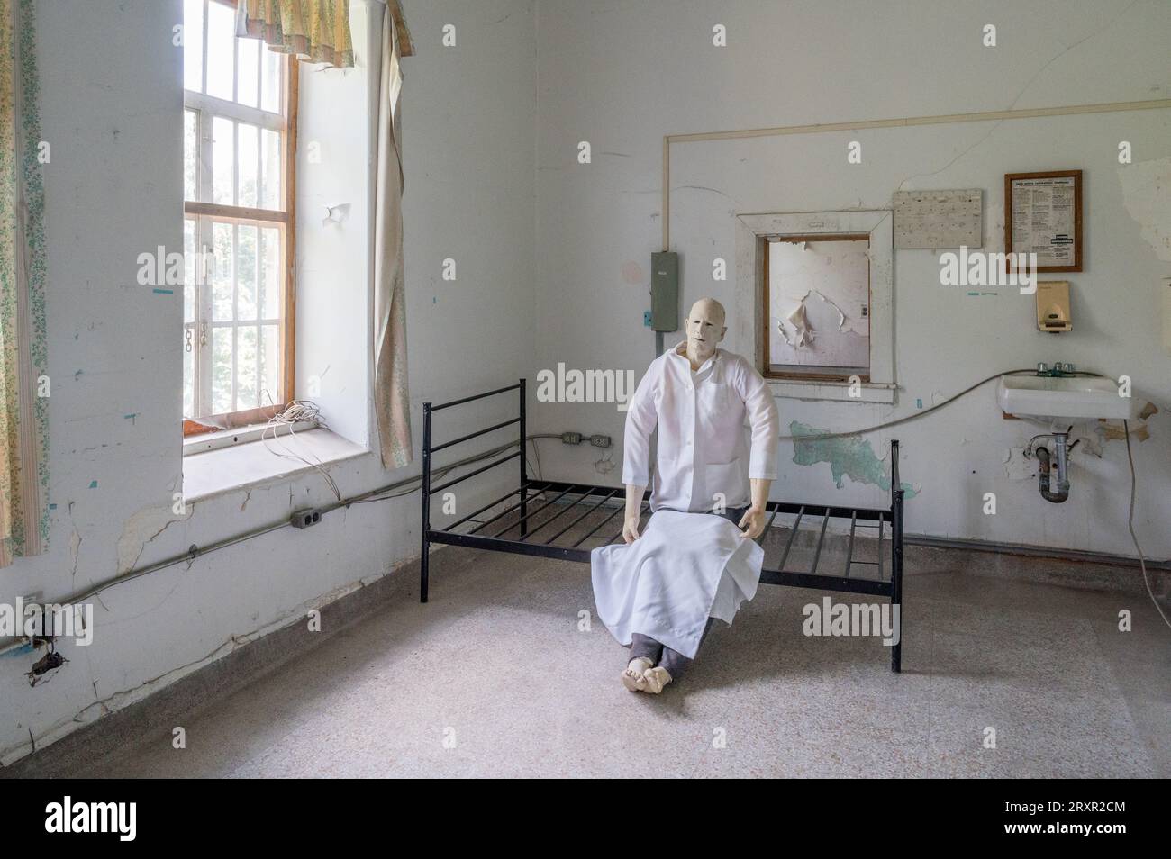 Un mannequin de démonstration dans le scooter de Child dans l'asile abandonné Trans Allegheny Lunatic, à Weston, Virginie-Occidentale Banque D'Images
