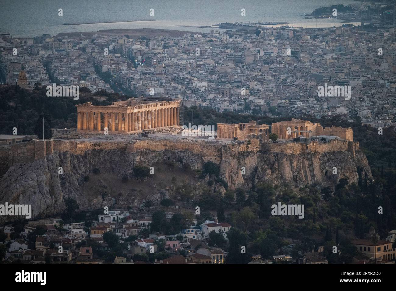 Coucher de soleil à Athènes, vue depuis la montagne Lycabette avec l'Acropole et le Parthénon au crépuscule. Grèce Banque D'Images