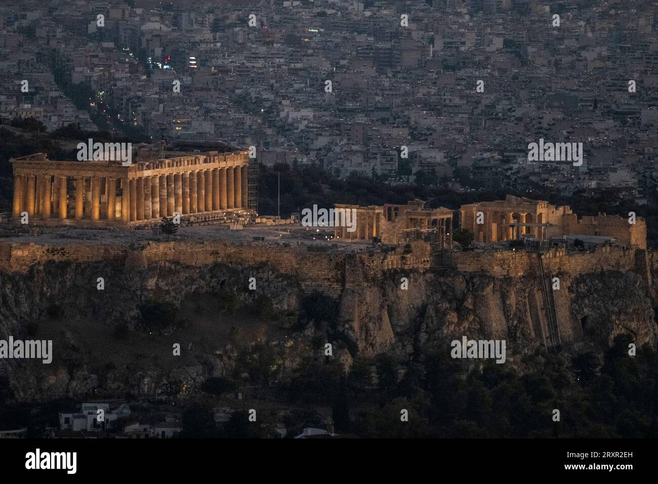 Coucher de soleil à Athènes, vue depuis la montagne Lycabette avec l'Acropole et le Parthénon au crépuscule. Grèce Banque D'Images