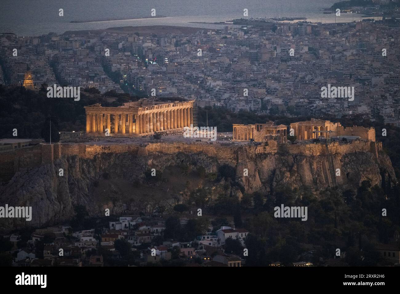 Coucher de soleil à Athènes, vue depuis la montagne Lycabette avec l'Acropole et le Parthénon au crépuscule. Grèce Banque D'Images