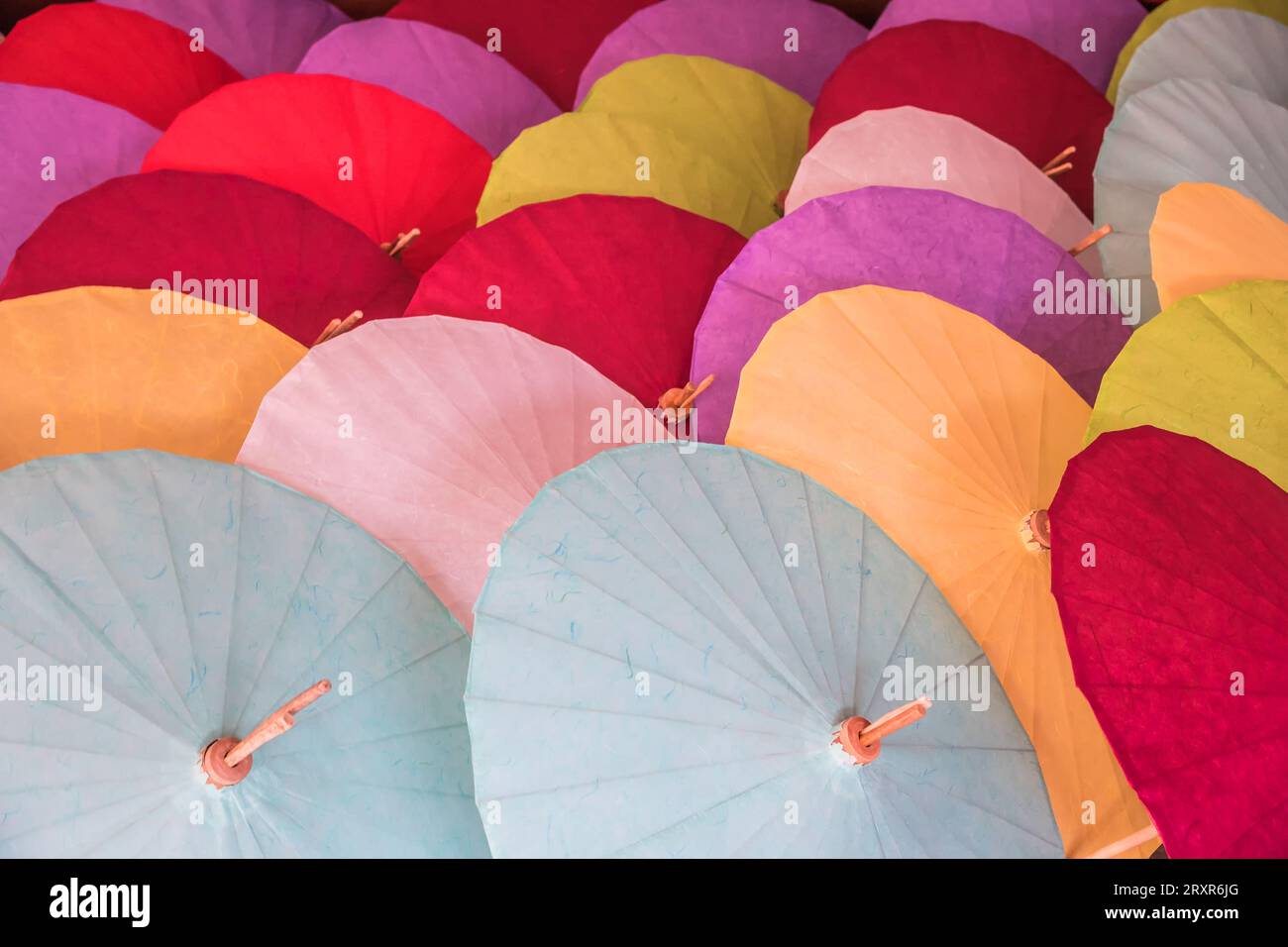 Les parasols en papier colorés faits à la main à Chiang Mai, en Thaïlande. Banque D'Images Les parasols en papier colorés faits à la main à Chiang Mai, en Thaïlande. Banque D'Images