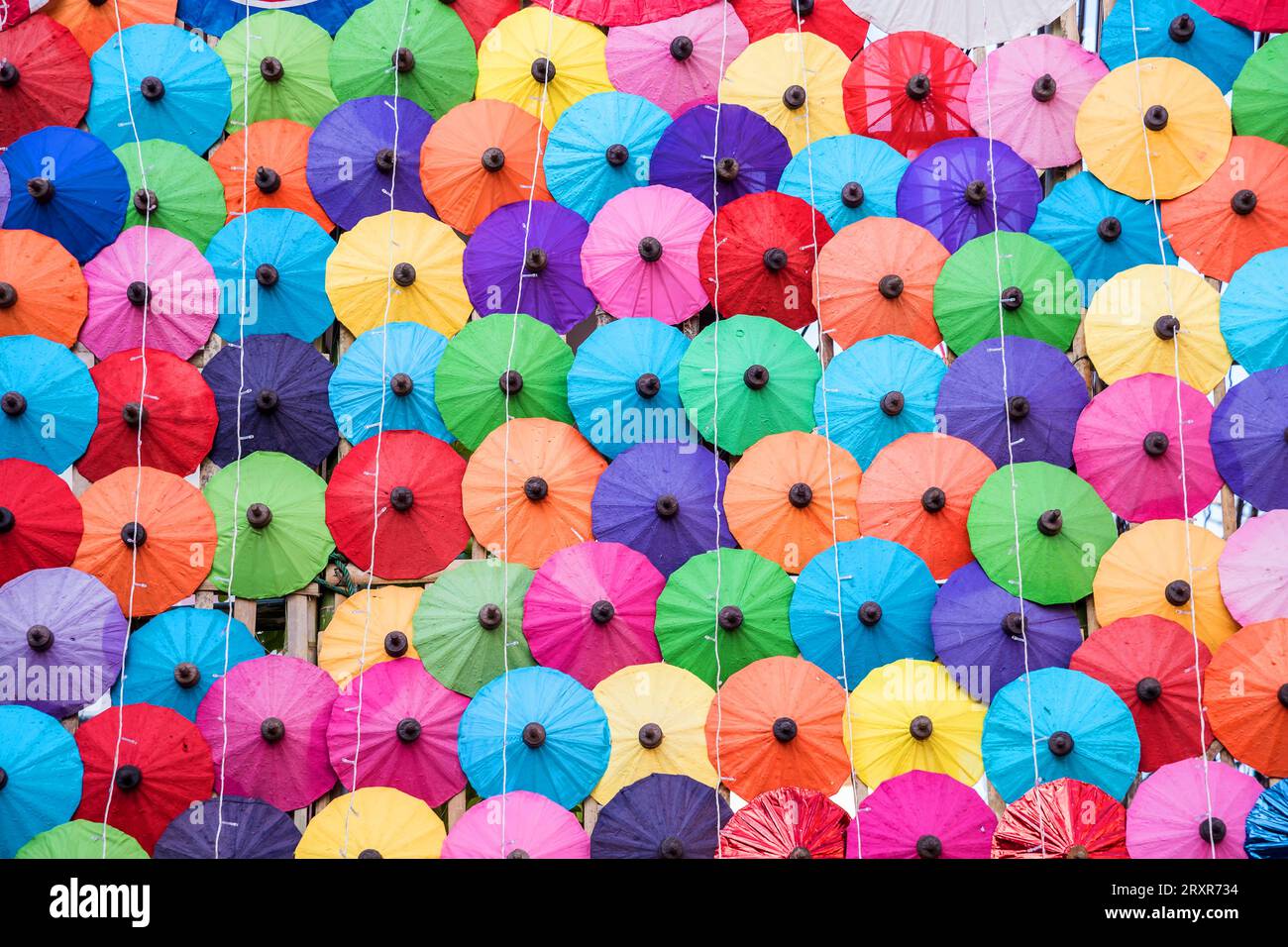 Les parasols en papier colorés faits à la main à Chiang Mai, en Thaïlande. Banque D'Images Les parasols en papier colorés faits à la main à Chiang Mai, en Thaïlande. Banque D'Images