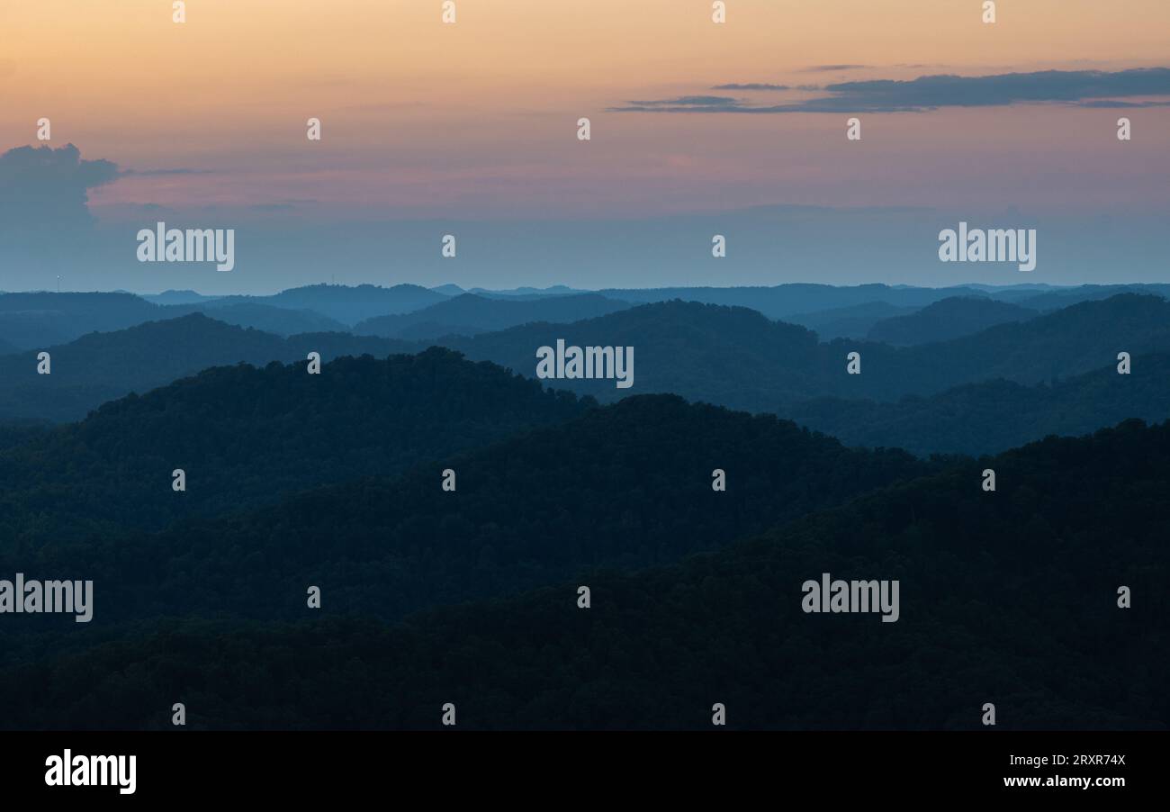 Après le coucher du soleil et les crêtes de montagne. Banque D'Images