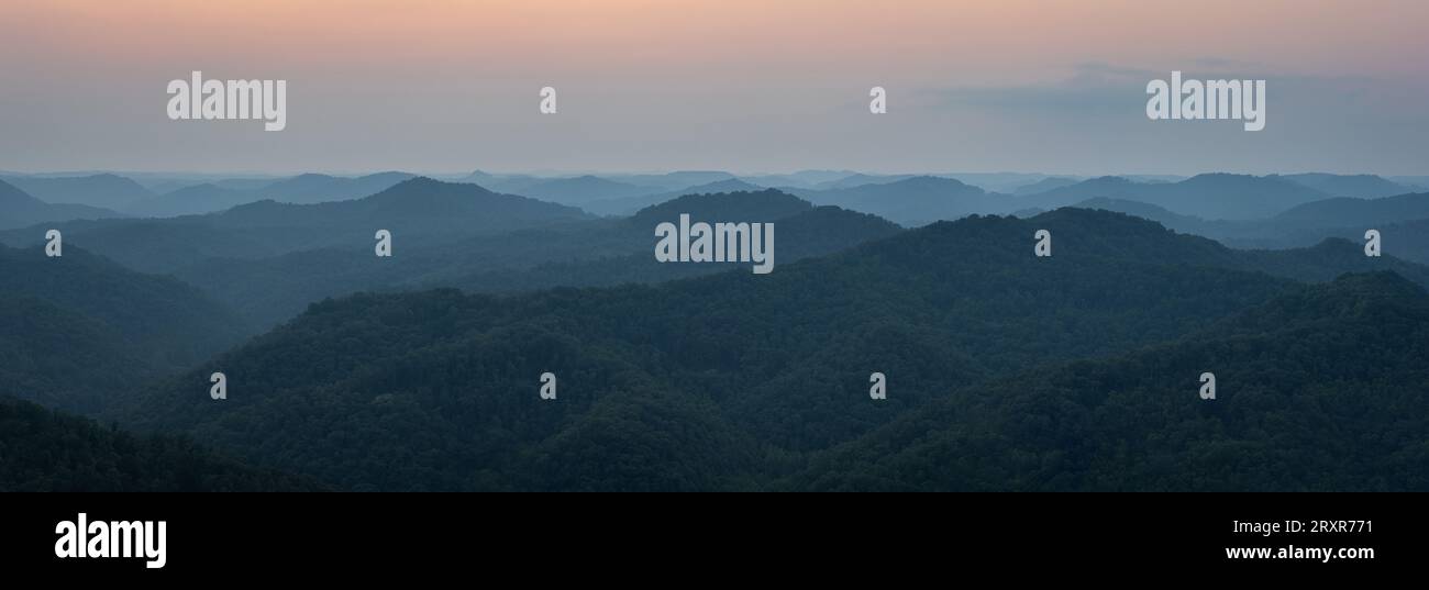 Crêtes de montagne après le coucher du soleil. Banque D'Images