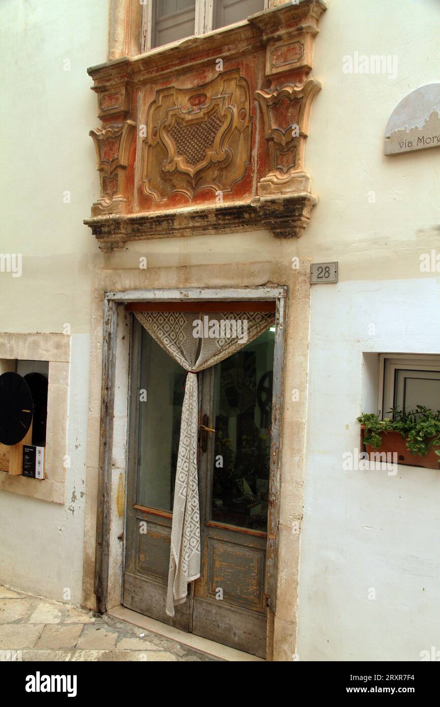 Ornements architecturaux sur la façade du Palazzo Morelli (né en 1819) dans le centre historique de Locorotondo, Italie. Banque D'Images