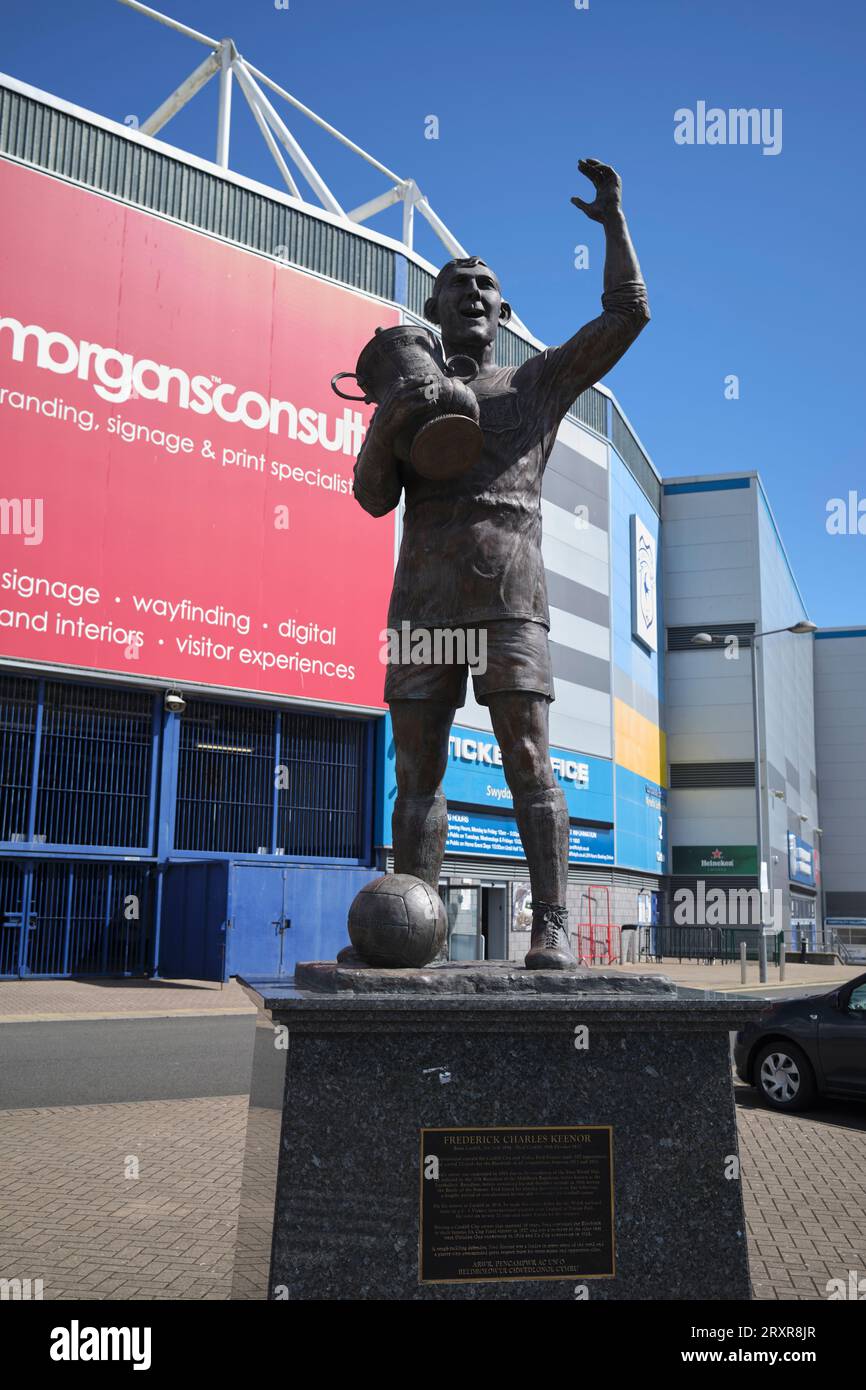 Statue de Frederick Charles Keenor devant le stade de Cardiff City à Cardiff South Wales UK Banque D'Images