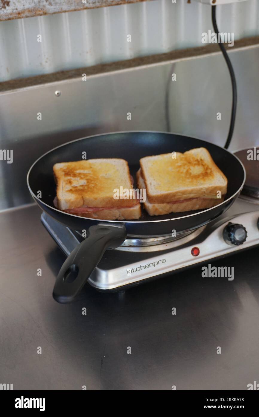 poêle ou poêle avec toasties ou fromage grillé ou sur une cuisinière électrique, plaque chauffante en cuisine extérieure, cuisine de camping Banque D'Images