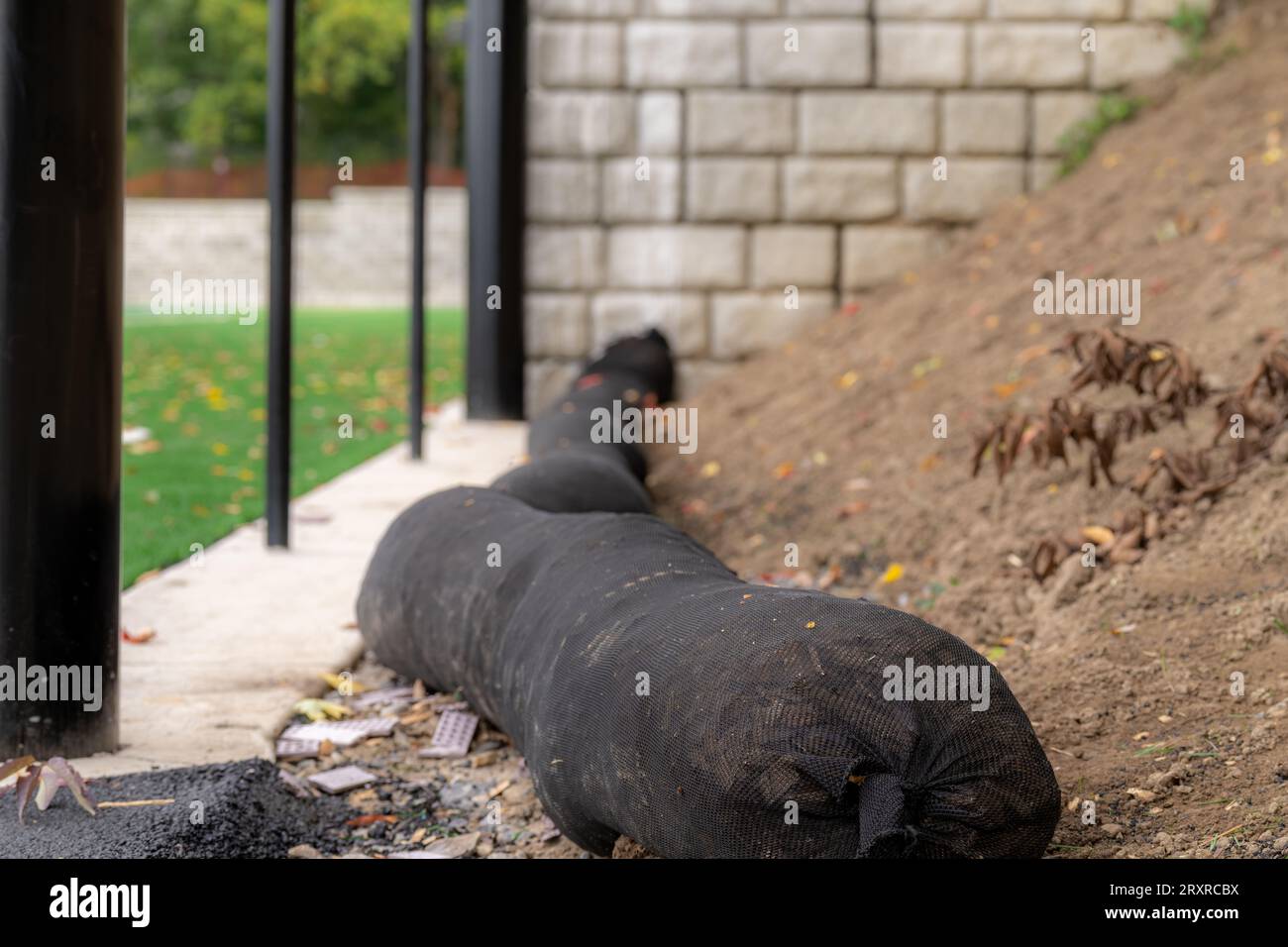 Installation des eaux pluviales, du drainage, des chalumeaux de paille assurant le contrôle de l'érosion et des sédiments. Banque D'Images