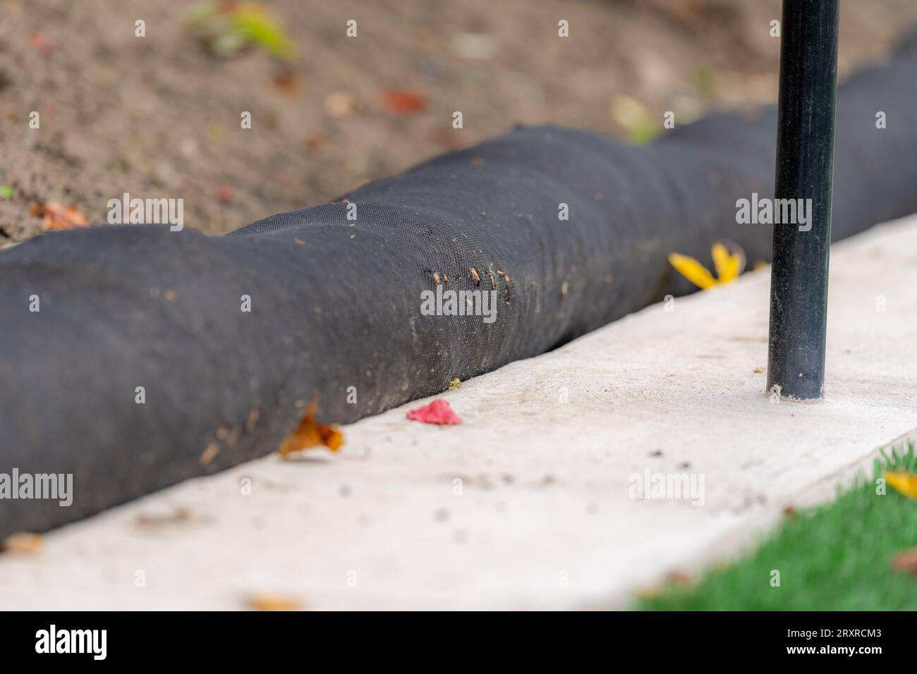 Installation des eaux pluviales, du drainage, des chalumeaux de paille assurant le contrôle de l'érosion et des sédiments. Banque D'Images