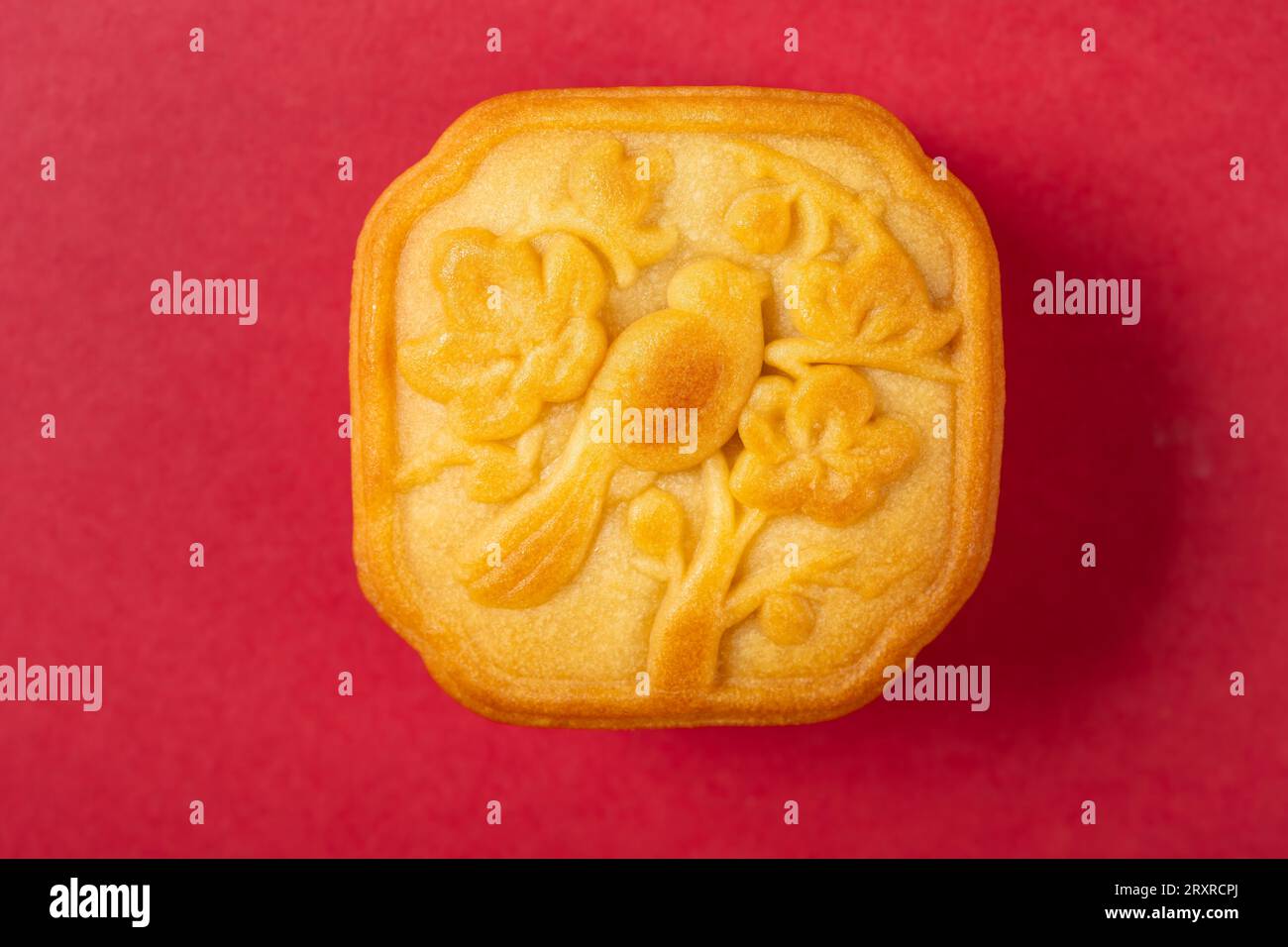 Gâteau de lune chinois avec oiseau et fleurs sur le dessus Banque D'Images