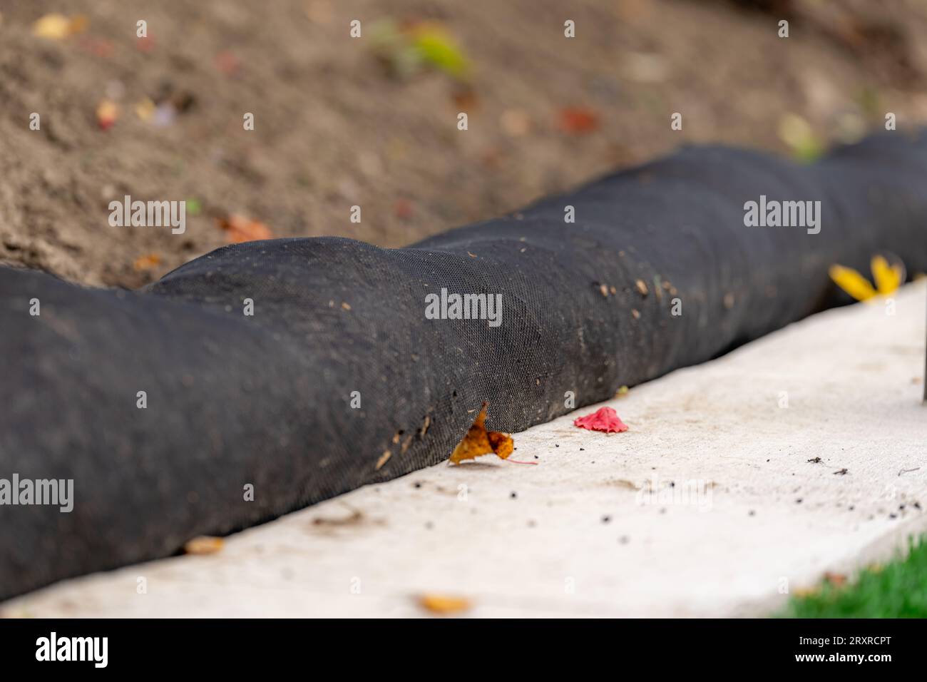 Installation des eaux pluviales, du drainage, des chalumeaux de paille assurant le contrôle de l'érosion et des sédiments. Banque D'Images