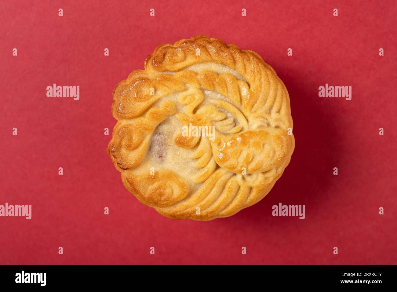 Gâteau de lune chinois avec phoenix sur le dessus Banque D'Images