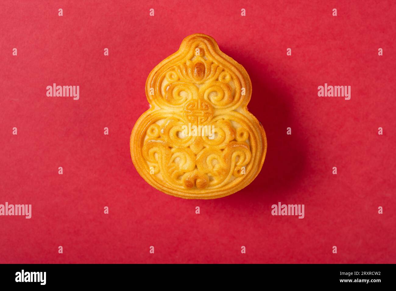 gourd forme gâteau de lune chinois sur fond rouge Banque D'Images