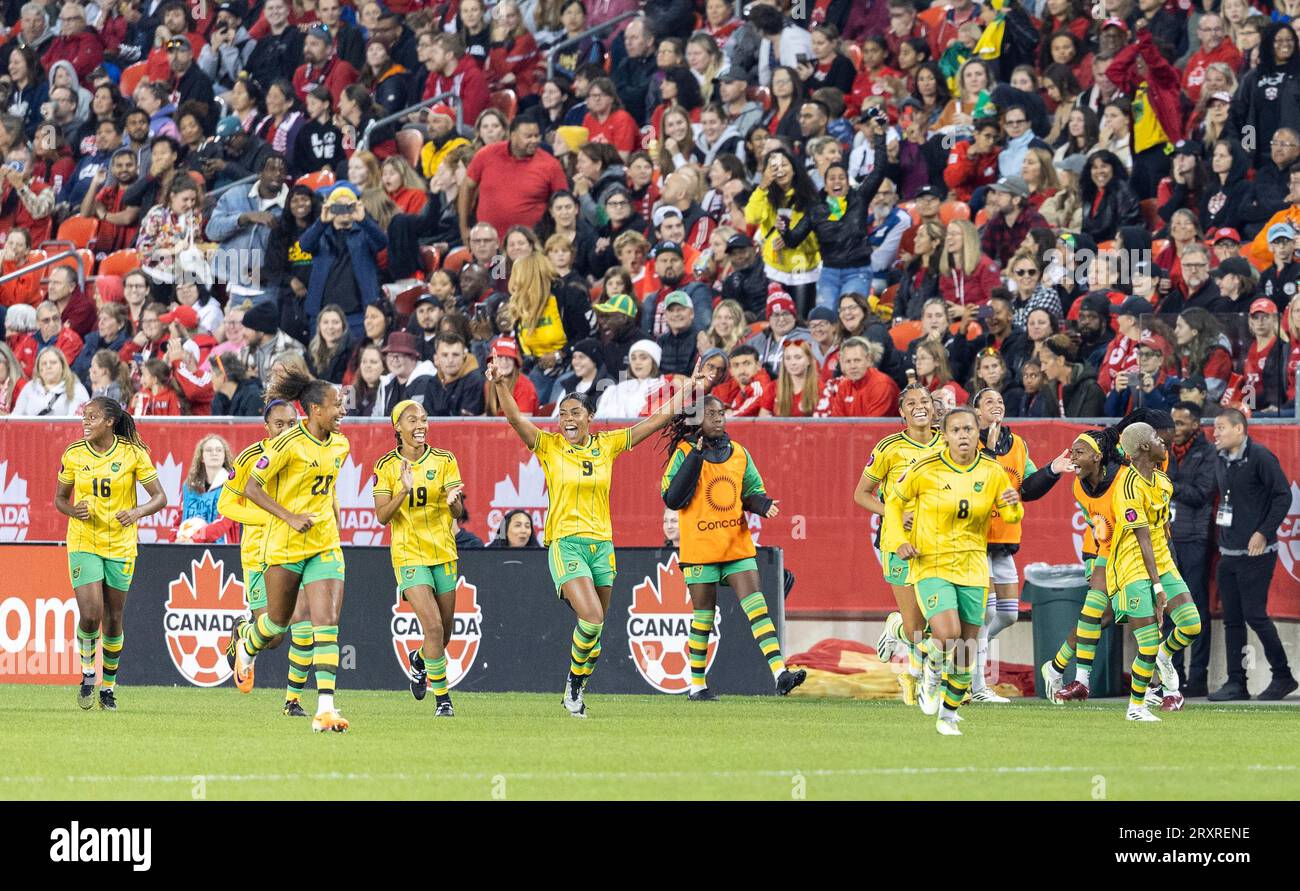 Toronto, Canada. 26 septembre 2023. Les joueuses de la Jamaïque célèbrent après avoir marqué lors du match de deuxième étape de la série Play-in de la qualification olympique féminine de la CONCACAF entre le Canada et la Jamaïque au BMO Field à Toronto, Canada, le 26 septembre 2023. L'équipe nationale féminine de soccer du Canada s'est avancée aux Jeux olympiques de Paris 2024 mardi. Crédit : Zou Zheng/Xinhua/Alamy Live News Banque D'Images