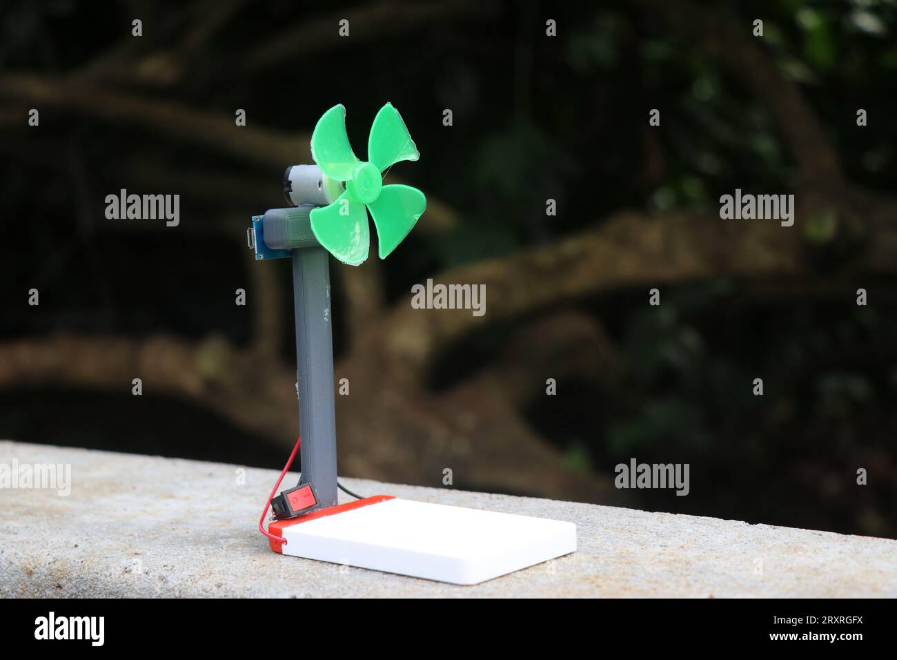Le petit ventilateur fait de moteur à courant continu et d'hélice est alimenté par une batterie. Concepts de projets scientifiques Banque D'Images