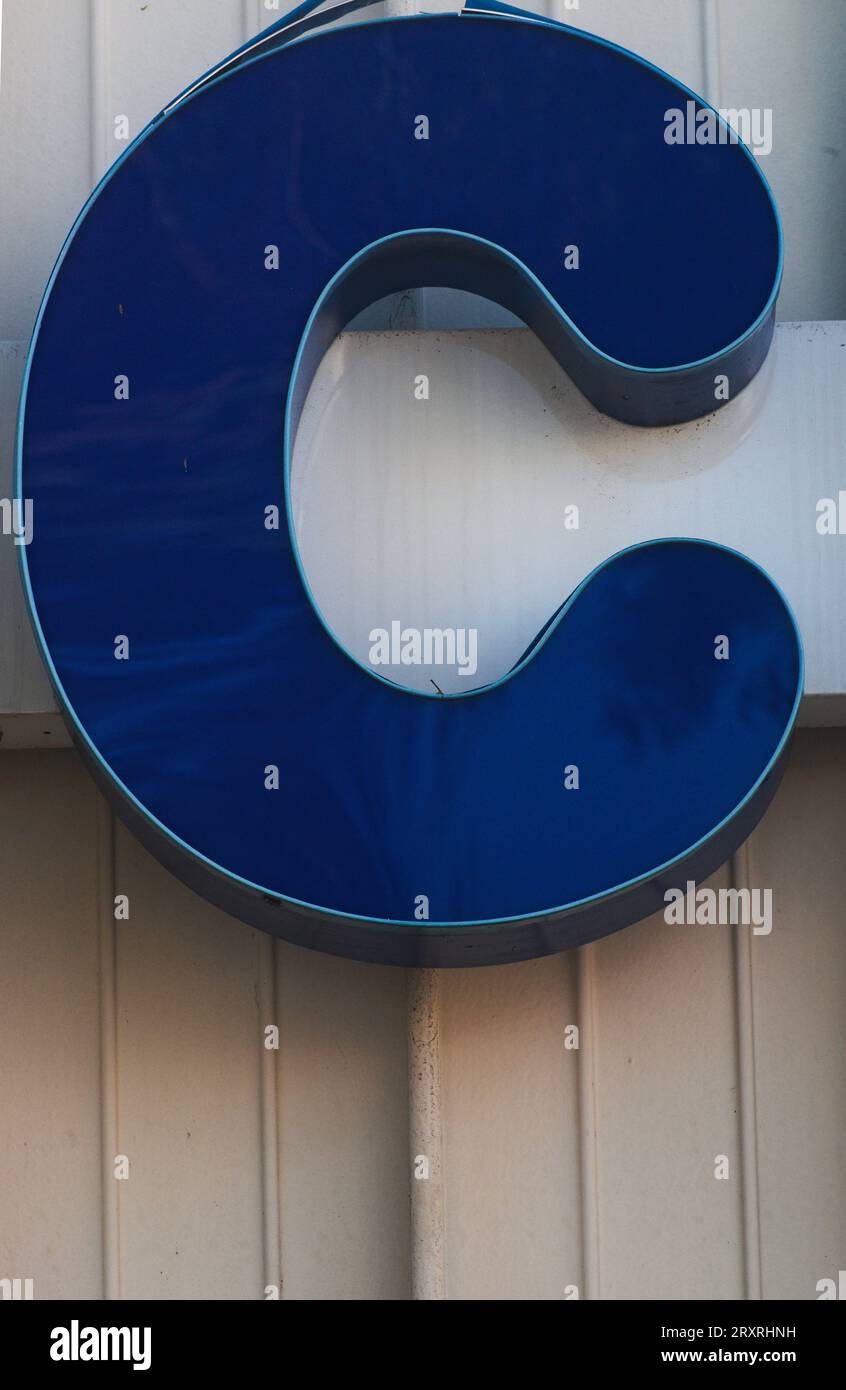 Vieille lettre C usée, montrant son âge, son motif, ses lignes et saisissant hardiment l'attention. Soyez remarqué avec cette seule lettre, Banque D'Images