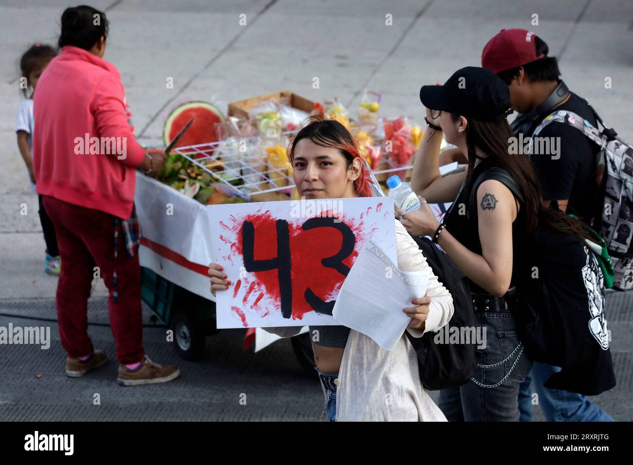 Mexico, Mexique. 26 septembre 2023. Les participants à la marche pour commémorer les 9 ans de la disparition forcée des 43 élèves de l’école normale d’Ayotzinapa ; ils réclament justice dans la mobilisation à Mexico. Le 26 septembre 2023 à Mexico, Mexique (crédit image : © Luis Barron/eyepix via ZUMA Press Wire) USAGE ÉDITORIAL SEULEMENT! Non destiné à UN USAGE commercial ! Banque D'Images