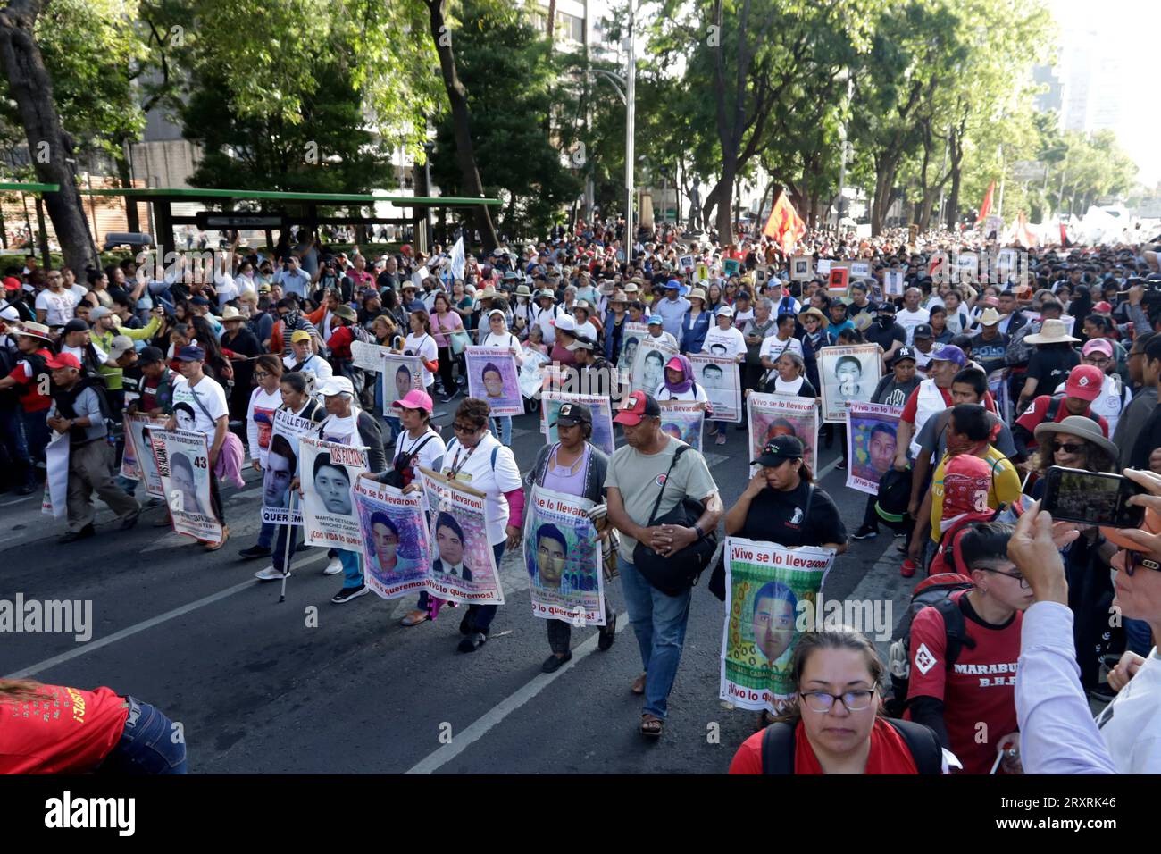 Mexico, Mexique. 26 septembre 2023. 26 septembre 2023, Mexico, Mexique : les mères et les pères des 43 élèves de l’école normale Ayotzinapa défilent dans la commémoration du neuvième anniversaire de leur disparition forcée ; ils réclament justice lors de la manifestation à Mexico. Le 26 septembre 2023 à Mexico, Mexique (photo de Luis Barron/Eyepix Group/Sipa USA). Crédit : SIPA USA/Alamy Live News Banque D'Images