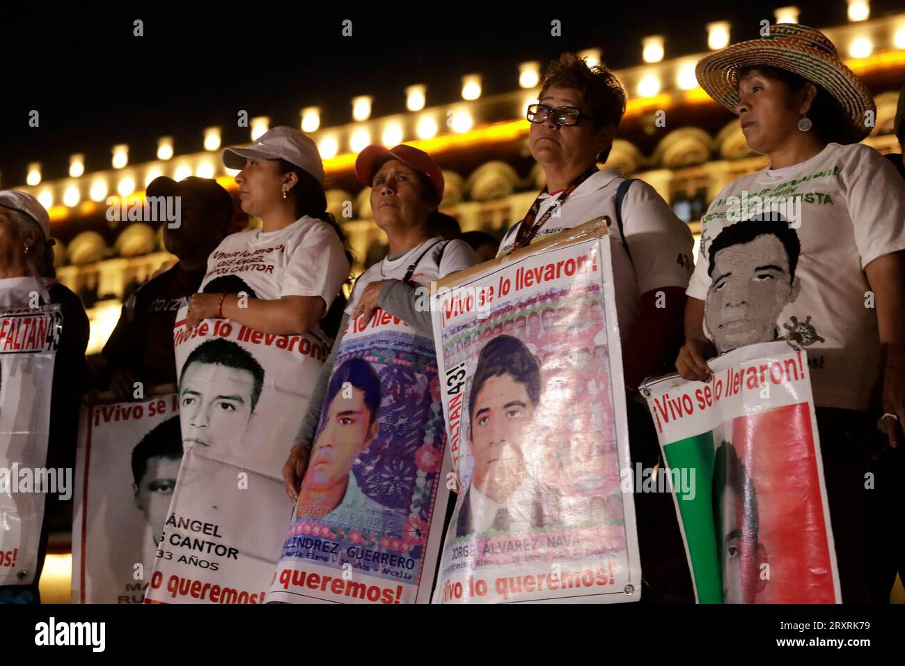 Mexico, Mexique. 26 septembre 2023. Les mères et les pères des 43 élèves de l’école normale d’Ayotzinapa défilent pour commémorer le neuvième anniversaire de leur disparition forcée ; ils réclament justice lors de la manifestation à Mexico. Le 26 septembre 2023 à Mexico, Mexique (crédit image : © Luis Barron/eyepix via ZUMA Press Wire) USAGE ÉDITORIAL SEULEMENT! Non destiné à UN USAGE commercial ! Banque D'Images