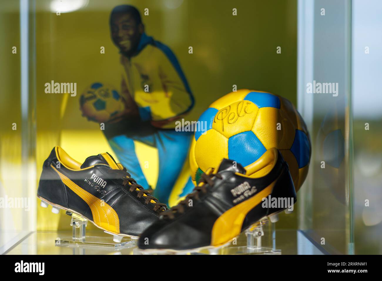 Herzogenaurach, Allemagne. 20 septembre 2023. Les chaussures de football 'King Pele' originales de 1970 et le ballon de l'ancien joueur de football brésilien se trouvent dans une vitrine chez le fabricant d'articles de sport Puma. (À dpa 'anniversaire pour le gros chat - Puma fête ses 75 ans') crédit : Daniel Karmann/dpa/Alamy Live News Banque D'Images