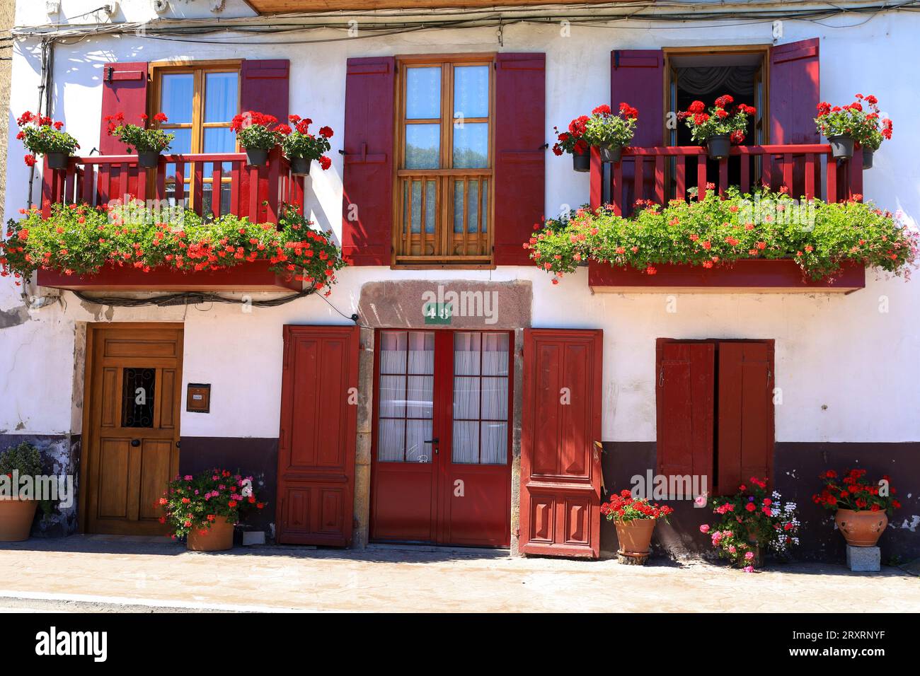 Bera, Espagne- 12 août 2023. Maisons traditionnelles à colombages à Bera, un petit village en Espagne près de la frontière française Banque D'Images