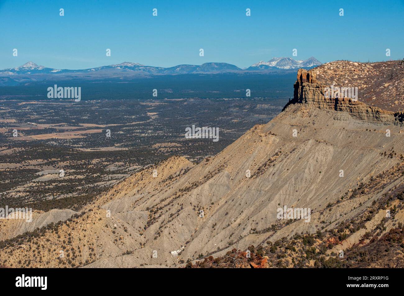 La caractéristique géologique connue sous le nom de « couteau » sur la mesa du parc national de Mesa Verde avec des sommets des montagnes de San Juan derrière. Banque D'Images