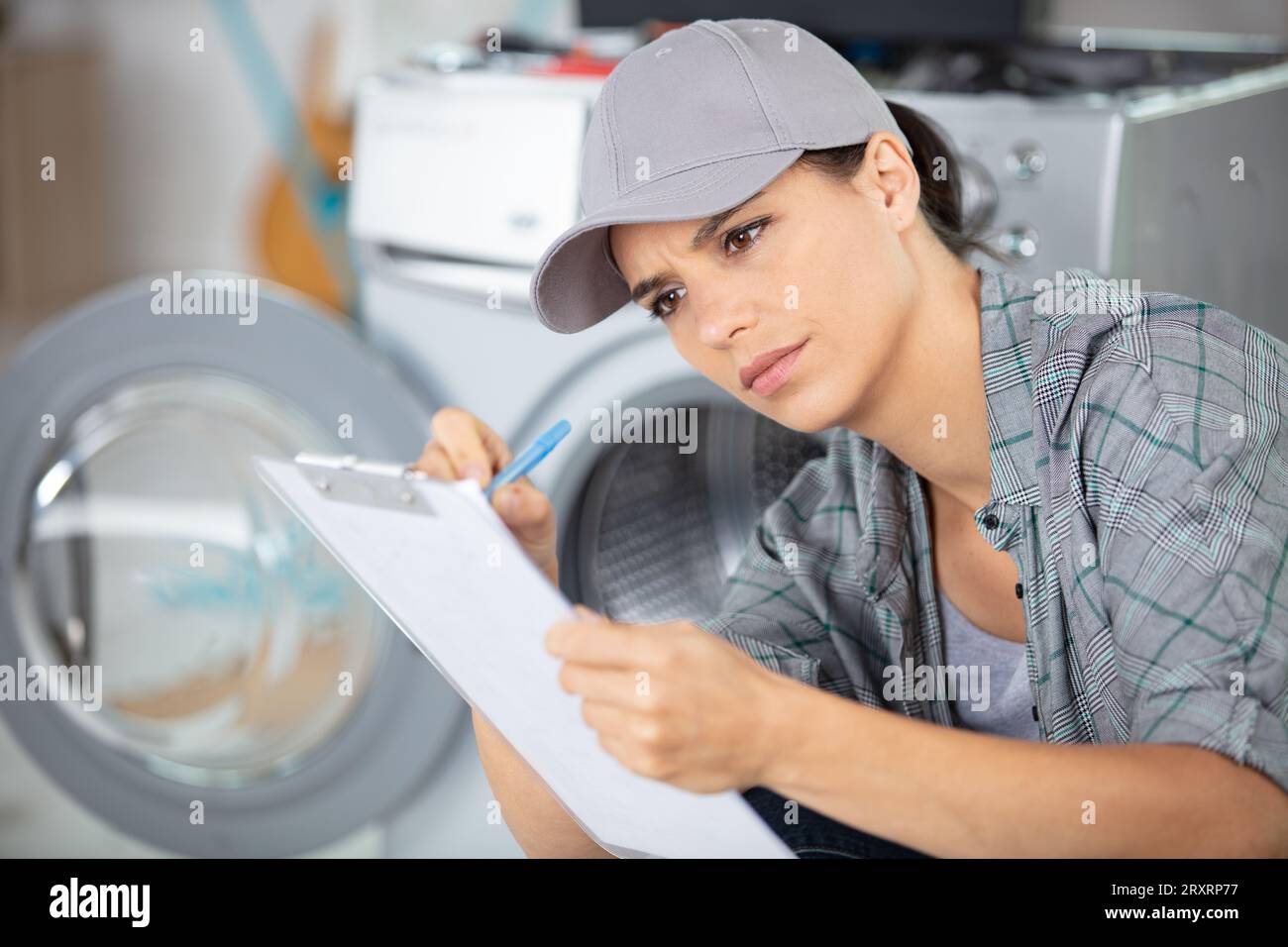 Réparation de machine à laver Banque de photographies et d'images à haute  résolution - Alamy