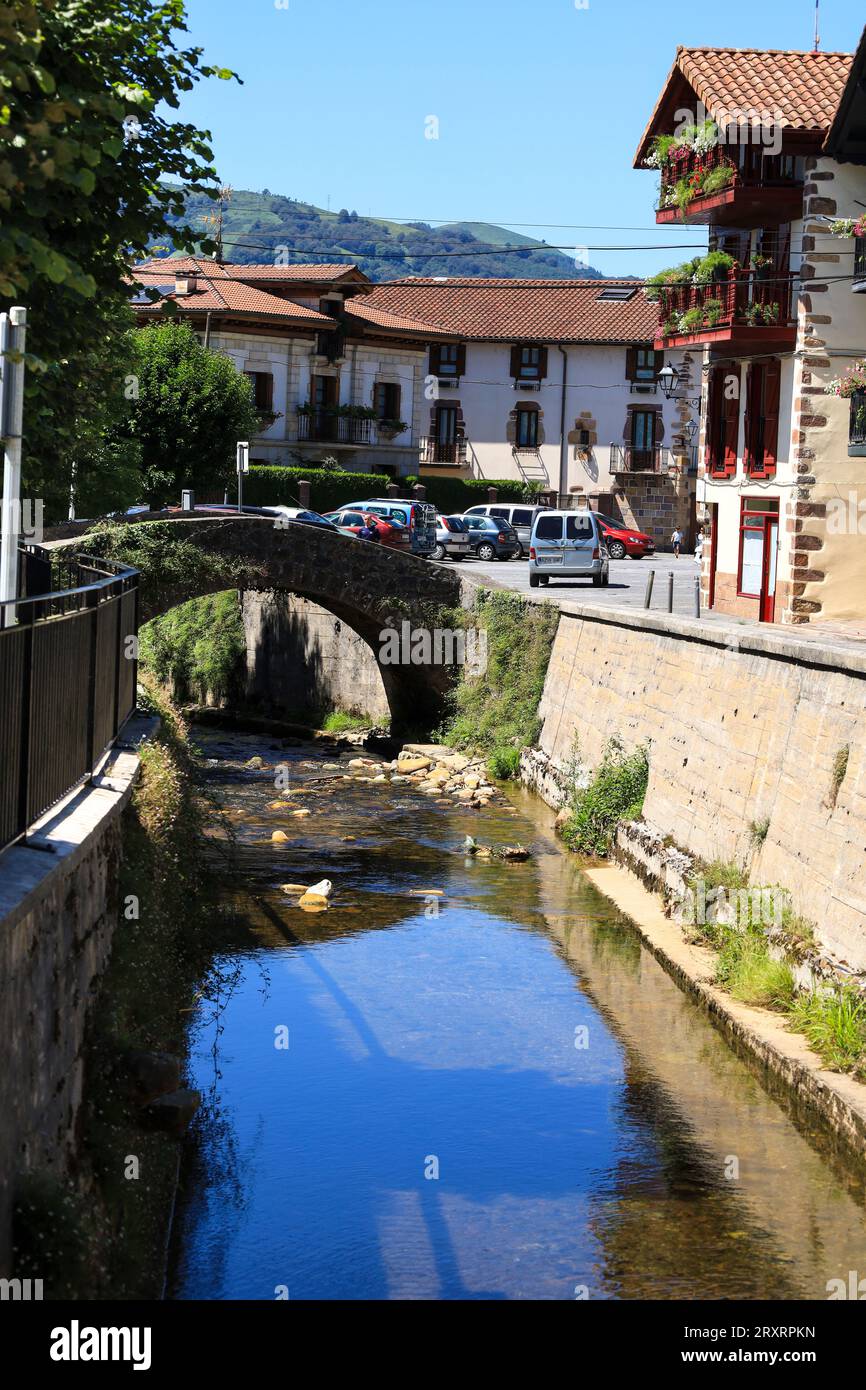 Bera, Espagne- 12 août 2023 : Pont de pierre sur la belle rivière Bidasoa dans la vieille ville de Bera, près de la frontière française Banque D'Images