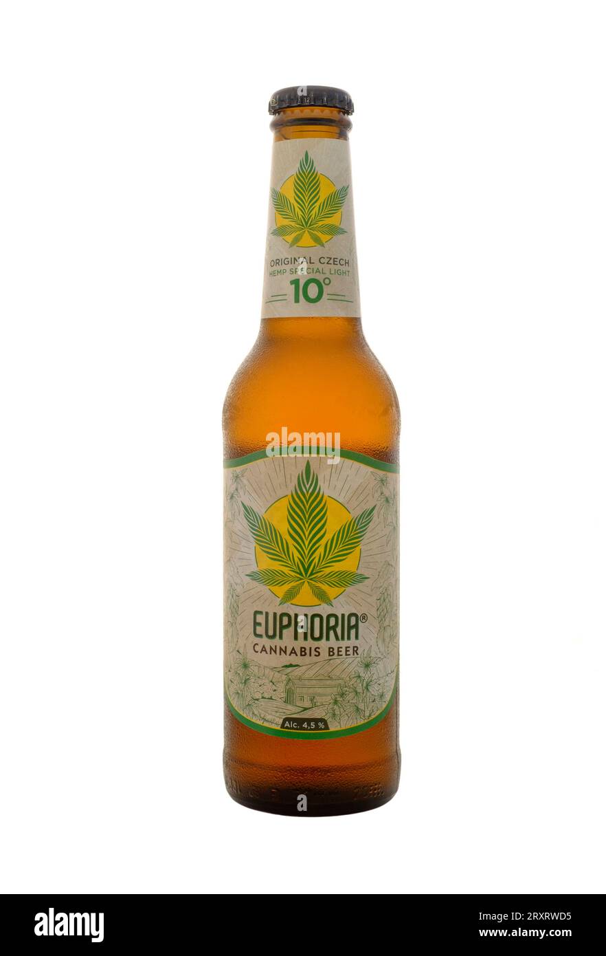 bouteille de bière lager saveur cannabis euphoria tchèque découpée sur fond blanc Banque D'Images