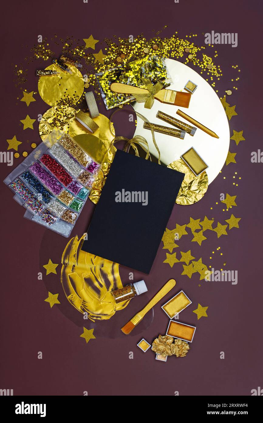 Variété de perles dorées et accessoires spéciaux pour créer des bijoux faits à la main. Accessoires dorés faits à la main vue de dessus. Outils et accessoires pour DIY juif Banque D'Images