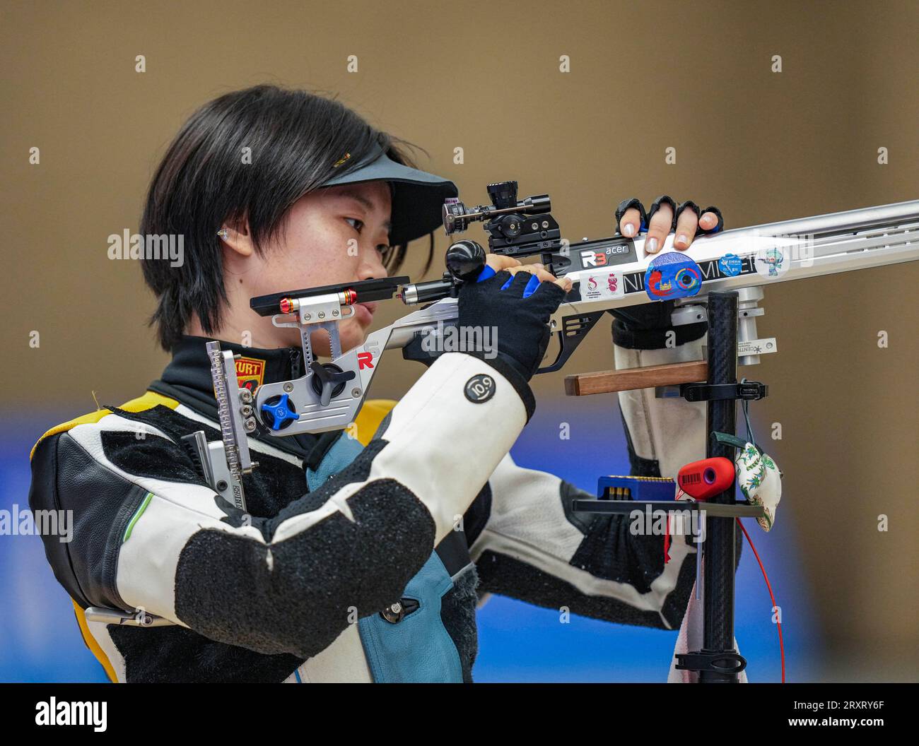 HANGZHOU, 27 septembre 2023 (Xinhua) -- la chinoise Xia Siyu concourt à la finale de tir du fusil de 50 m féminin 3 positions aux 19e Jeux asiatiques à Hangzhou, dans la province du Zhejiang, dans l'est de la Chine, le 27 septembre 2023. (Xinhua/Sun FEI) Banque D'Images