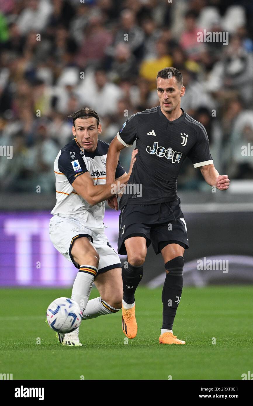 Arkadiusz Milik (Juventus)Federico Baschirotto (Lecce) lors du match italien 'Serie A' entre la Juventus 1-0 Lecce au stade Allianz le 26 septembre 2023 à Turin, Italie. (Photo de Maurizio Borsari/AFLO) Banque D'Images