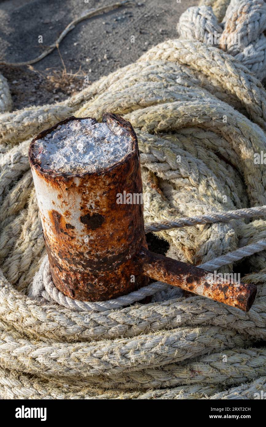 cordes et borne rouillée sur un quai dans un port. Banque D'Images