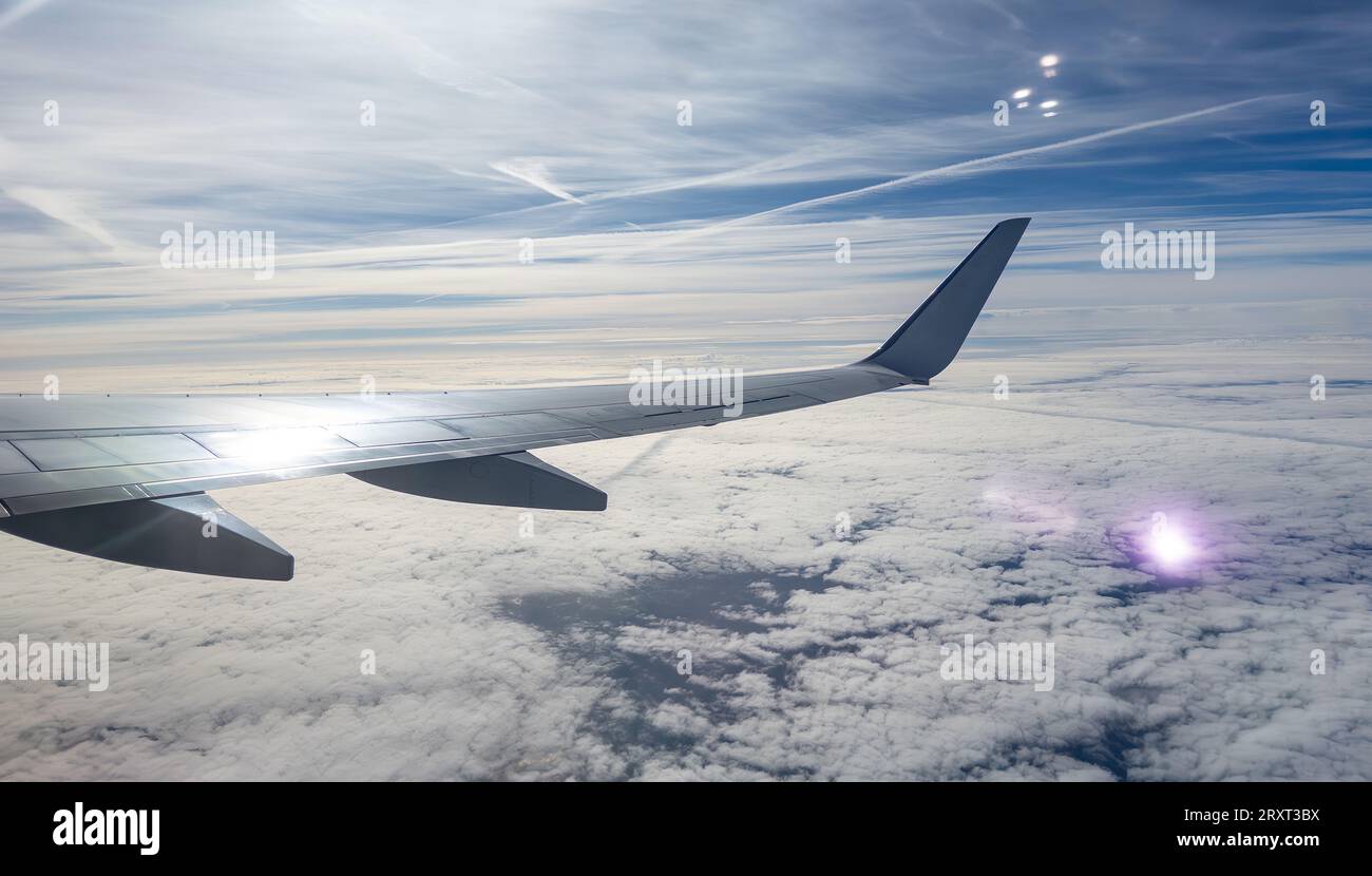 Vue depuis la fenêtre de l'avion. Avion volant au-dessus des nuages. Banque D'Images