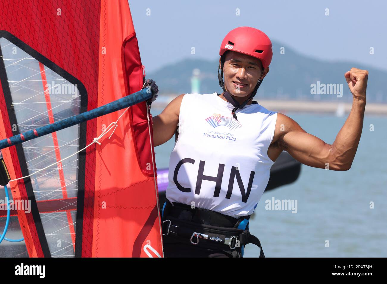 NINGBO, 27 septembre 2023 (Xinhua) -- Bi Kun de Chine célèbre sa victoire lors de la finale de voile iQFoil de planche à voile masculine aux 19e Jeux asiatiques à Ningbo, dans la province du Zhejiang, dans l'est de la Chine, le 27 septembre 2023. (Xinhua/Zhang Tao) Banque D'Images