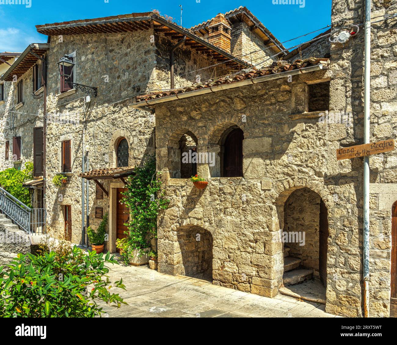 Maison du roi Manfrì, ou maison de la reine, un modeste bâtiment médiéval en pierre dont la tradition a été la maison de Manfredi. Castel Trosino, Marche Banque D'Images