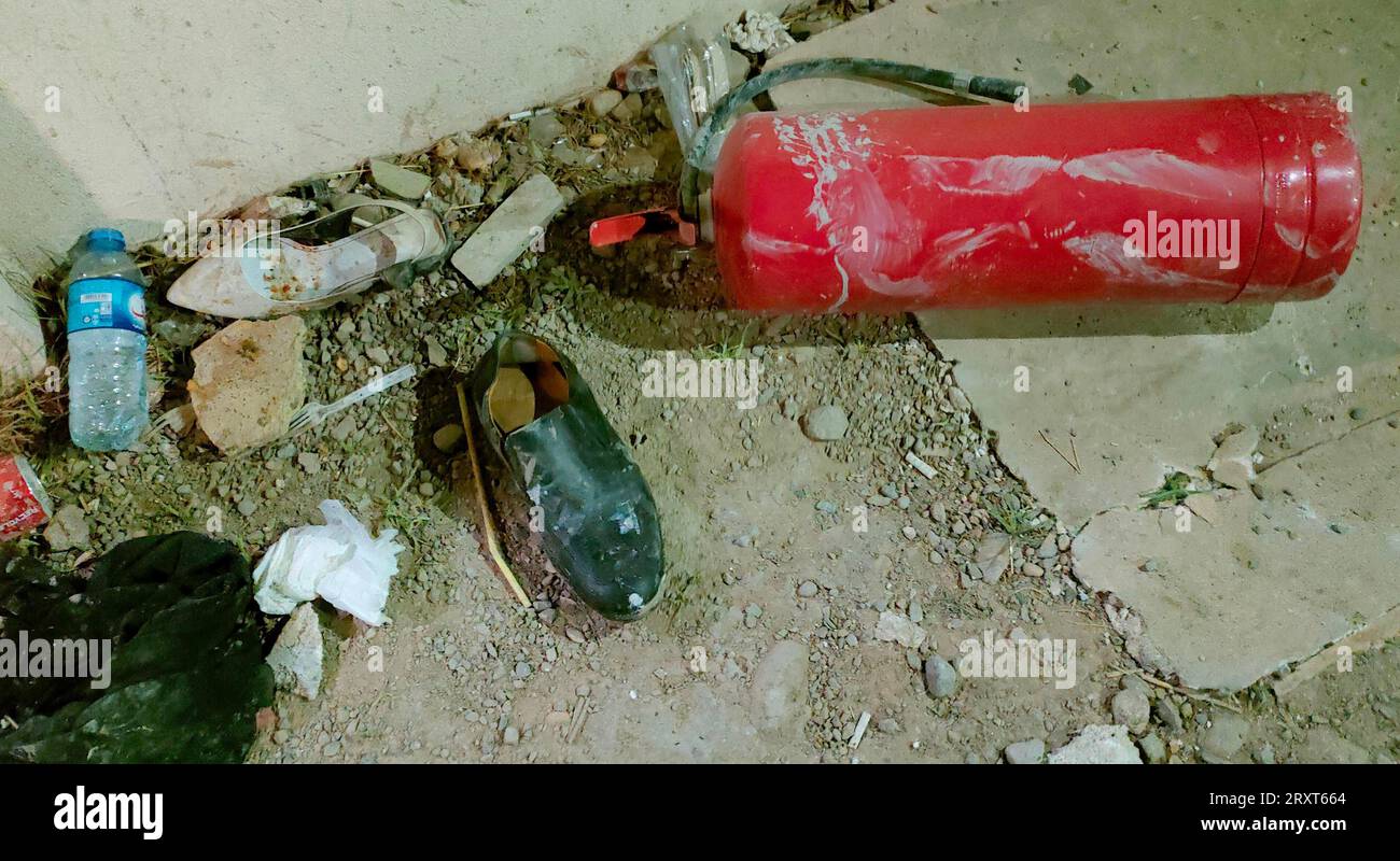 (230927) -- BAGDAD, 27 septembre 2023 (Xinhua) -- cette photo prise avec un téléphone portable le 27 septembre 2023 montre le site de l'incendie dans la ville d'al-Hamdaniya dans la province de Ninive, au nord de l'Irak. Jusqu'à 114 personnes ont été tuées et plus de 200 blessées dans un énorme incendie de salle de mariage dans la ville d'al-Hamdaniya, dans la province de Ninive, au nord de l'Irak, a déclaré mercredi aux journalistes le gouverneur de Ninive, Najm al-Jubouri. L'incendie s'est déclaré mardi soir dans la salle des mariages al-Haytham dans la ville d'al-Hamdaniya, à 35 km au sud-est de la capitale provinciale Mossoul, a cité l'agence de presse officielle irakienne (INA) Banque D'Images