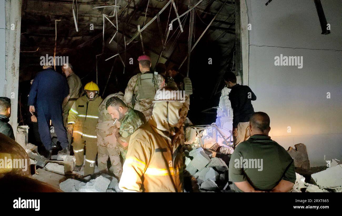 (230927) -- BAGDAD, 27 septembre 2023 (Xinhua) -- cette photo prise avec un téléphone portable le 27 septembre 2023 montre des membres des forces de sécurité et de défense civile travaillant sur le site de l'incendie dans la ville d'al-Hamdaniya, dans la province de Ninive, au nord de l'Irak. Jusqu'à 114 personnes ont été tuées et plus de 200 blessées dans un énorme incendie de salle de mariage dans la ville d'al-Hamdaniya, dans la province de Ninive, au nord de l'Irak, a déclaré mercredi aux journalistes le gouverneur de Ninive, Najm al-Jubouri. L'incendie s'est déclaré mardi soir dans la salle des mariages al-Haytham dans la ville d'al-Hamdaniya, à 35 km au sud-est de la capitale provinciale Mo Banque D'Images