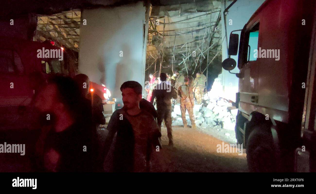 (230927) -- BAGDAD, 27 septembre 2023 (Xinhua) -- cette photo prise avec un téléphone portable le 27 septembre 2023 montre des membres des forces de sécurité et de défense civile travaillant sur le site de l'incendie dans la ville d'al-Hamdaniya, dans la province de Ninive, au nord de l'Irak. Jusqu'à 114 personnes ont été tuées et plus de 200 blessées dans un énorme incendie de salle de mariage dans la ville d'al-Hamdaniya, dans la province de Ninive, au nord de l'Irak, a déclaré mercredi aux journalistes le gouverneur de Ninive, Najm al-Jubouri. L'incendie s'est déclaré mardi soir dans la salle des mariages al-Haytham dans la ville d'al-Hamdaniya, à 35 km au sud-est de la capitale provinciale Mo Banque D'Images