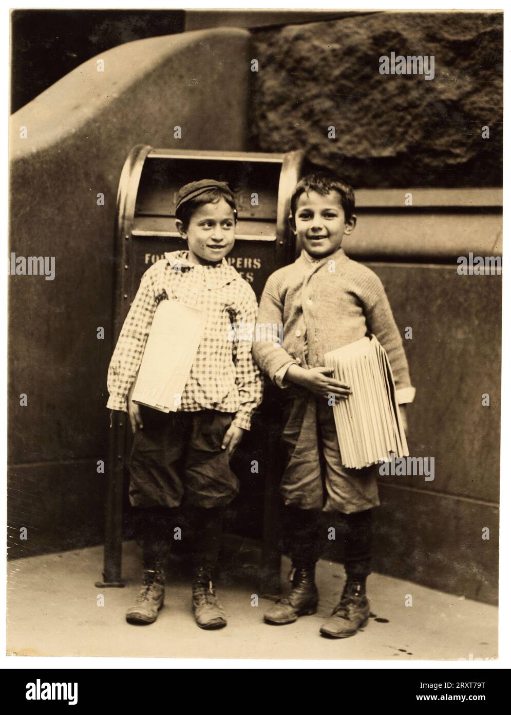 Lewis Hine : Willie Cohen et Max Rafalovizht, 8 ans, Newsboys, Philadelphie, 1910 Willie Cohen, 1210 So. 6th St., 8 ans, garçon de presse, fréquente la John Hay School. Vendait des papiers à Phila. & Terminal de lecture 10:30 Banque D'Images