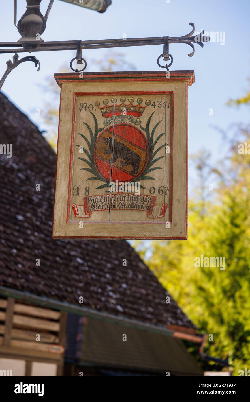 Vieux Berner Wappen sur une maison à Ballenberg en automne Banque D'Images