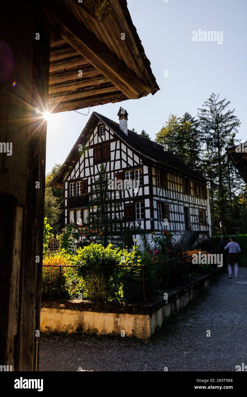 Ancien bar traditionnel suisse à Ballenberg en automne Banque D'Images