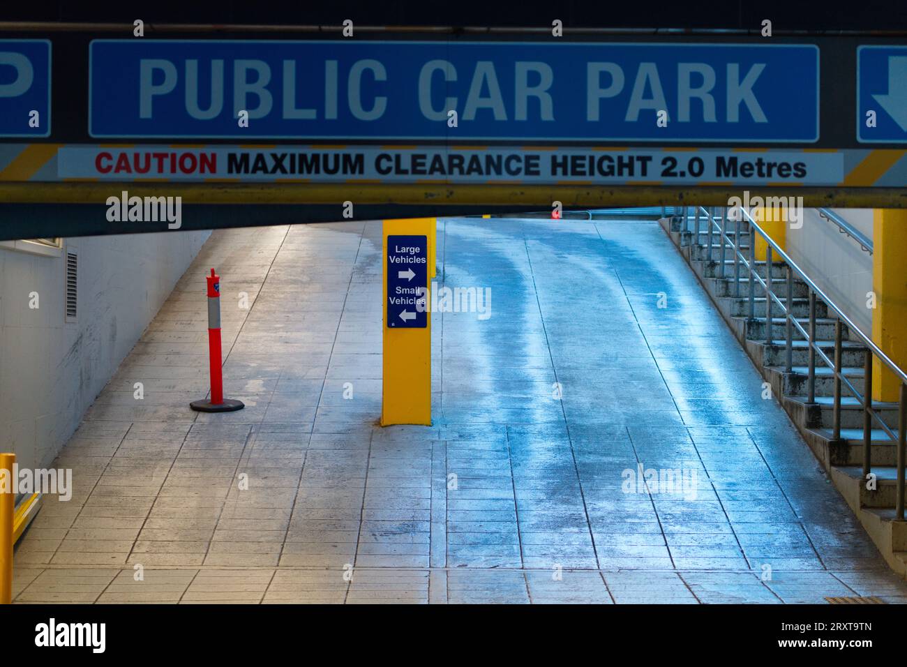 Point d'accès au parking public avec panneau de hauteur de dégagement maximale et route, ville de Melbourne, Australie. Banque D'Images