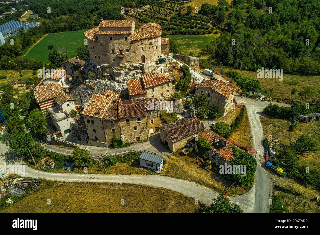 Vue aérienne de la résidence fortifiée historique de Castel di Luco. Il se dresse sur une colline et domine les environs. Acquasantaterme, Marche Banque D'Images