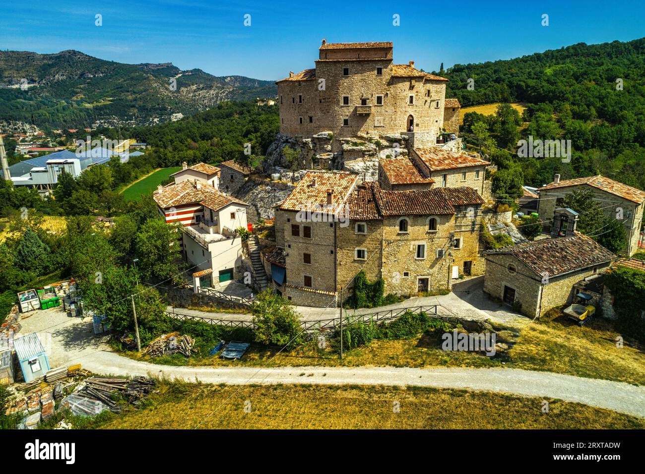 Vue aérienne de la résidence fortifiée historique de Castel di Luco. Il se dresse sur une colline et domine les environs. Acquasantaterme, Marche Banque D'Images
