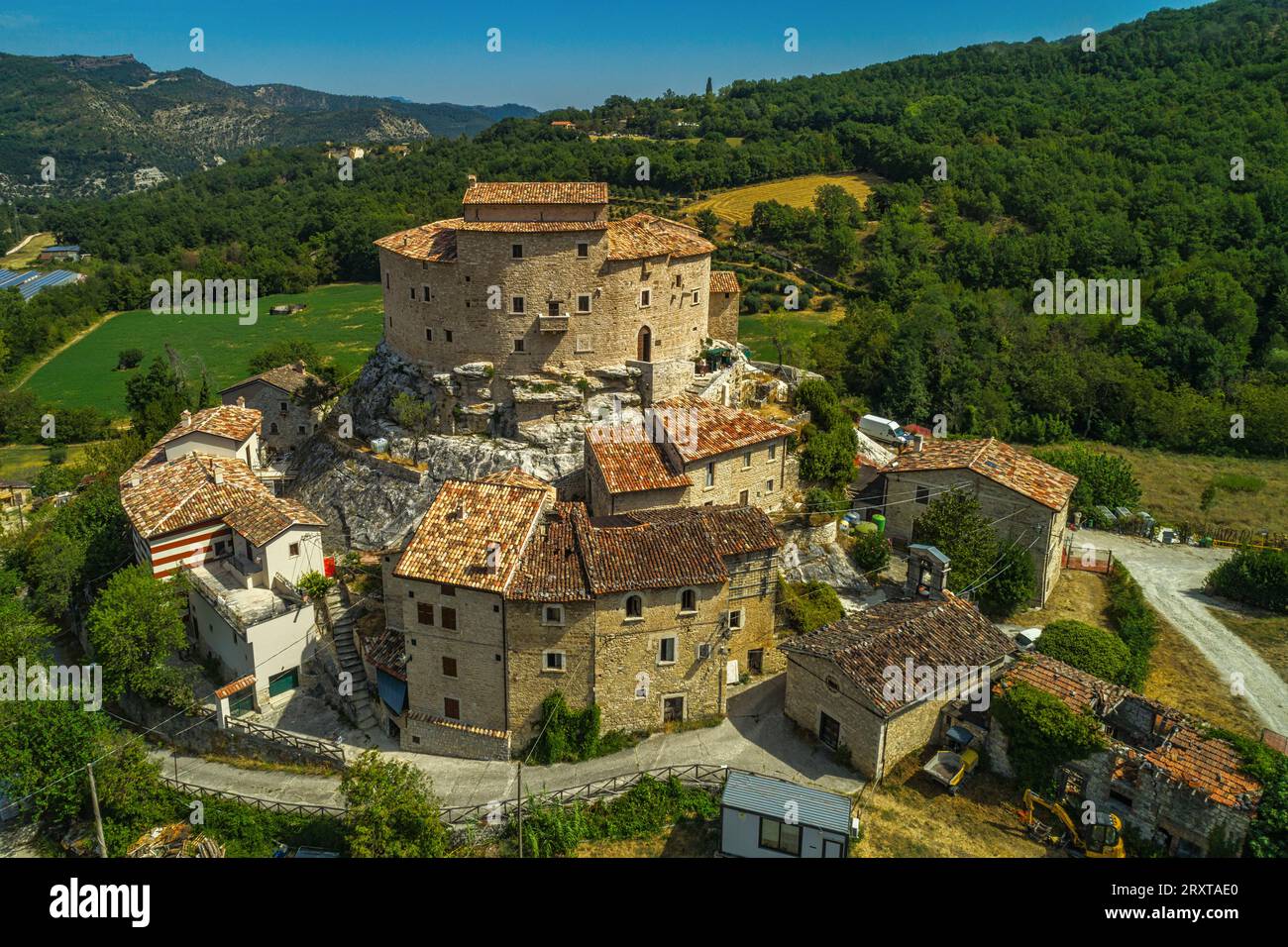 Vue aérienne de la résidence fortifiée historique de Castel di Luco. Il se dresse sur une colline et domine les environs. Acquasantaterme, Marche Banque D'Images