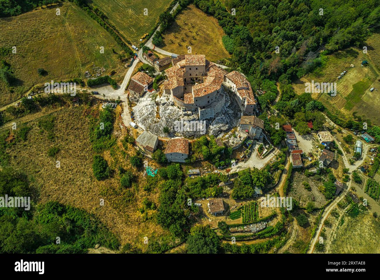 Vue aérienne de la résidence fortifiée historique de Castel di Luco. Il se dresse sur une colline et domine les environs. Acquasantaterme, Marche Banque D'Images