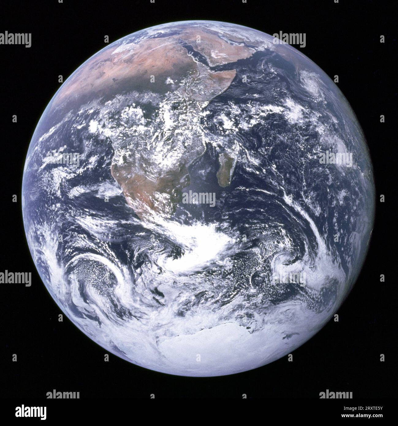 Le marbre bleu est une photographie de la Terre prise le 7 décembre 1972, à une distance d'environ 33 000 kilomètres (21 000 miles) de la surface de la planète. Prise par l'équipage de la sonde Apollo 17 sur son chemin vers la Lune, elle est l'une des images les plus reproduites de l'histoire Banque D'Images