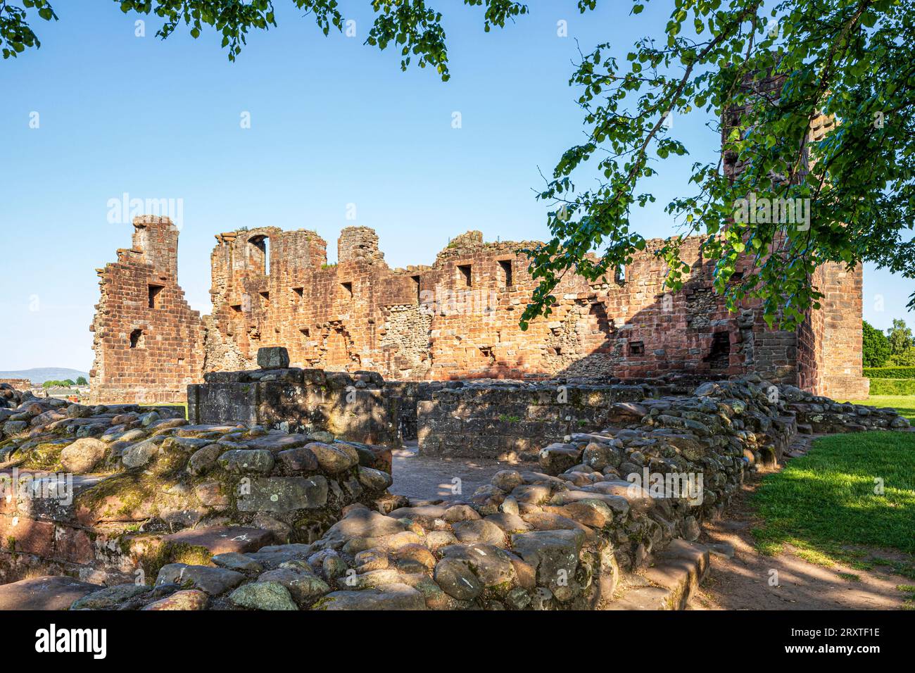Lumière du soir sur le château de Penrith construit à la fin du 14e siècle à Penrith, Cumbria, Angleterre Royaume-Uni Banque D'Images